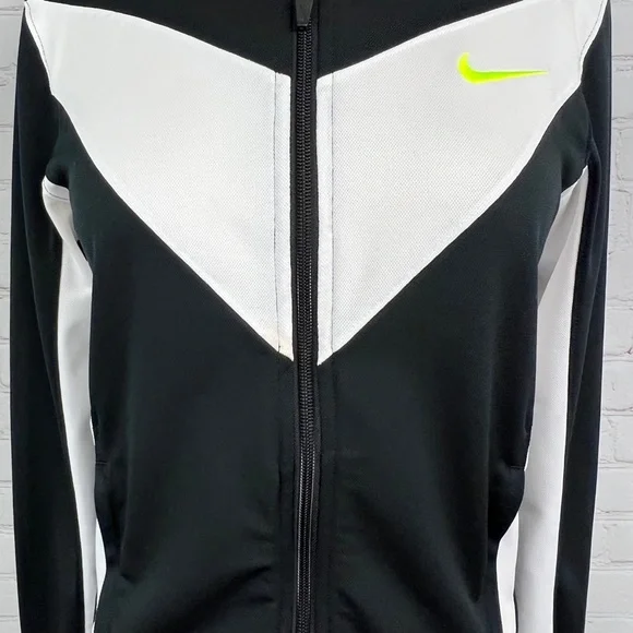 GARAGE SALE |•NIKE•| Black & White Running/Active Jacket - Picture 9 of 16
